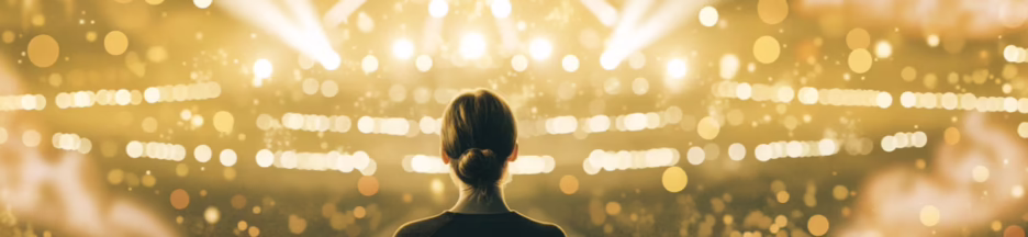 Spectatrice seule dans les gradins face à la scène lumineuse d’un concert de Céline Dion à Nanterre